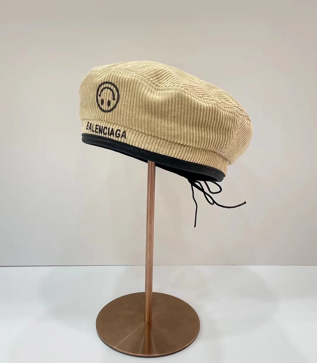 Balenciaga - Улыбающийся вельветовый берет