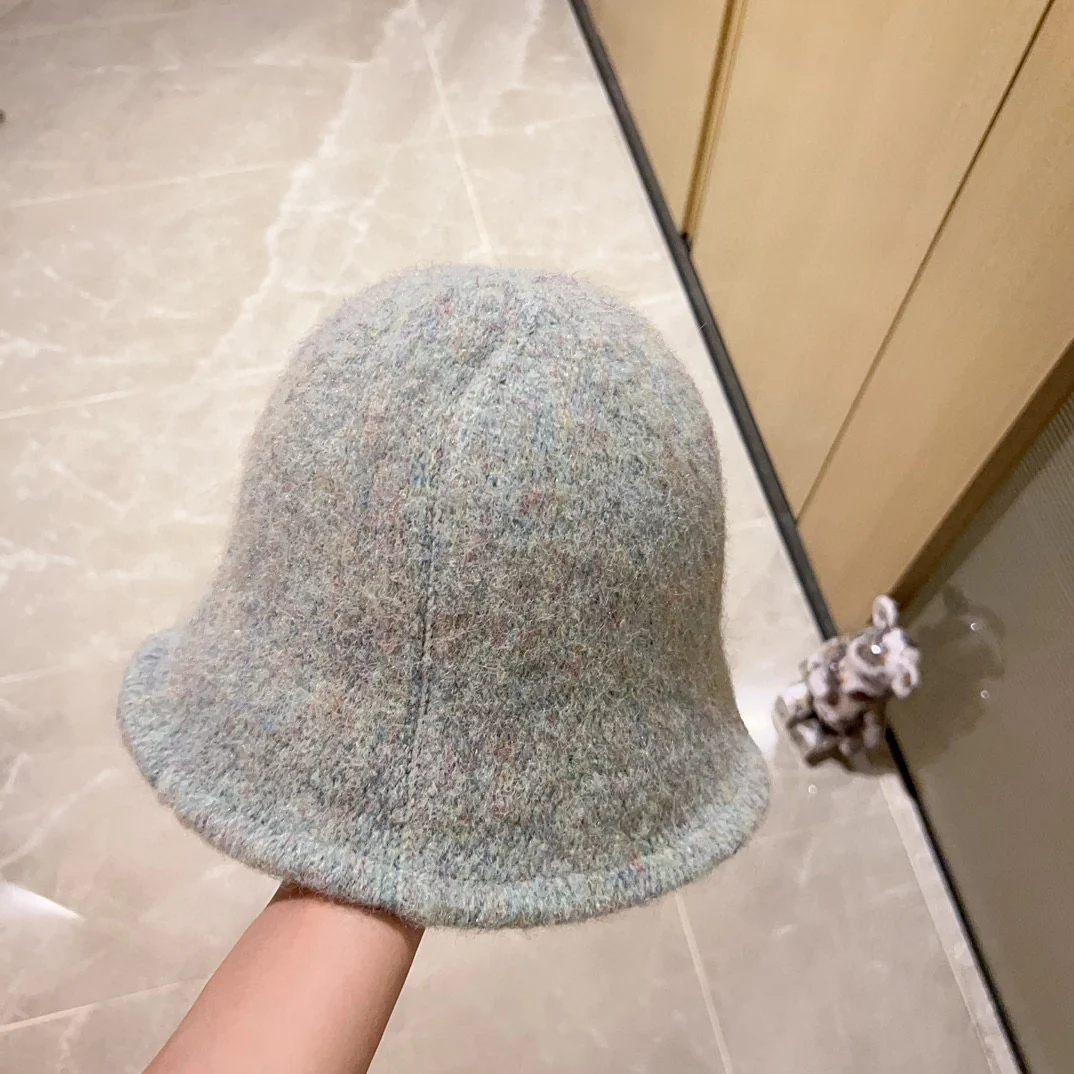 Панама Gucci из кашемира, коллекция осень/зима 2023, серая.