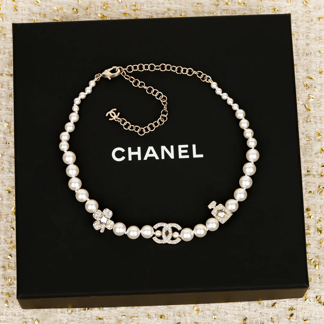 Флакон духов Chanel за 25 пенсов, четырехлистный клевер, жемчужное ожерелье с двойной буквой С - чокер