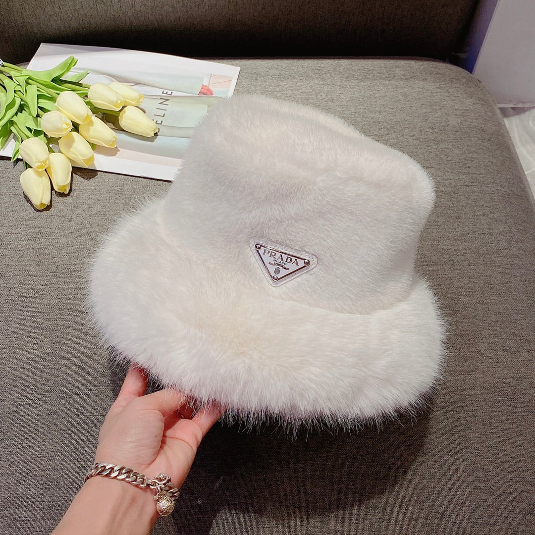 Prada - Толстая рыбацкая шапка из норки, белая