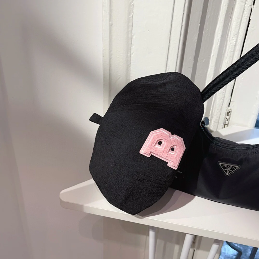 Берет Balenciaga с текстурированной поверхностью - черный