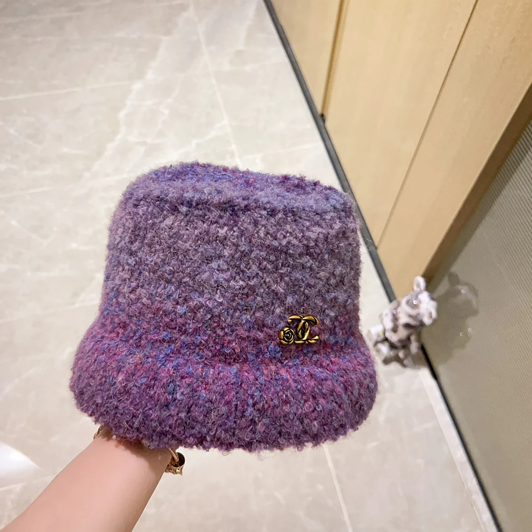 Кашемировая вязаная рыбацкая шапка Chanel осень/зима 2023 — фиолетовая