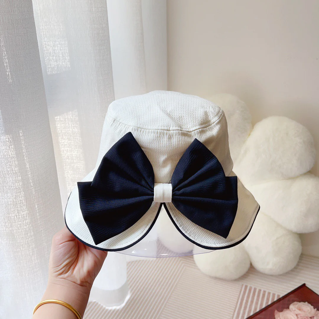 Новинка сезона весна/лето 2023 от Miu Miu - Панама с бабочкой - Белая