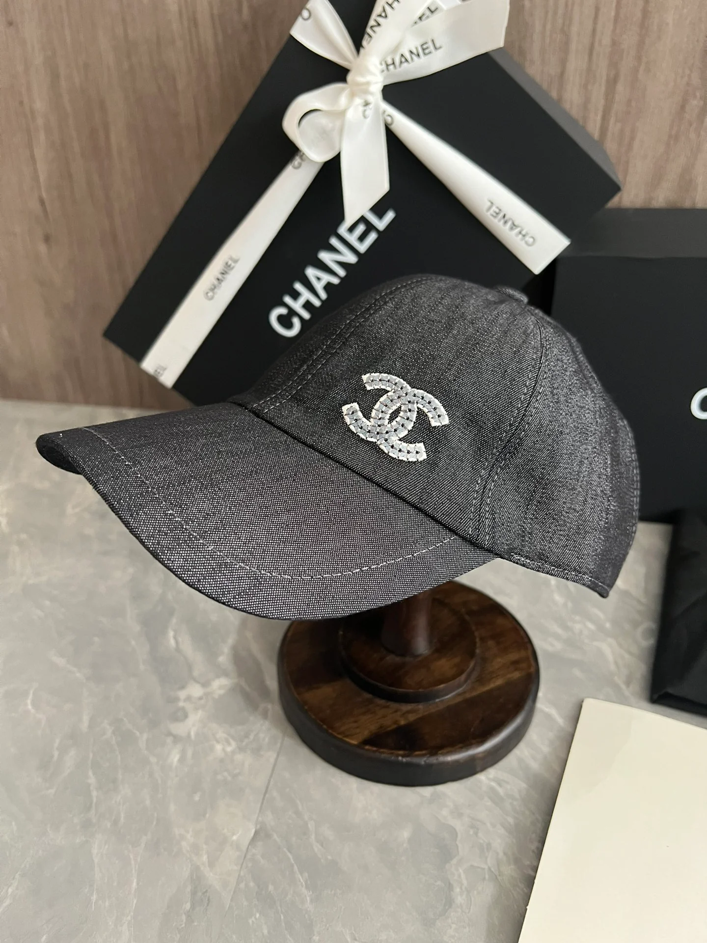 Джинсовая бейсболка Chanel с вышивкой пайетками - серая