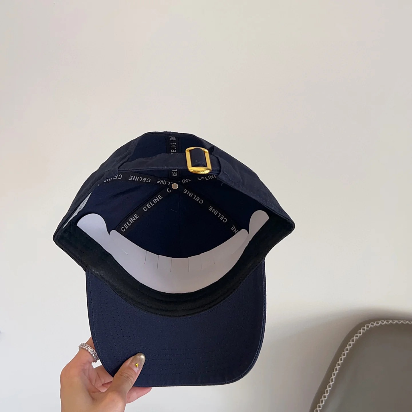 Новая бейсболка Celine 2025 с вышивкой - темно-синяя.