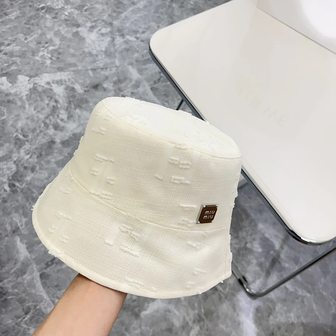 Новая минималистичная рыбацкая шляпа Miu Miu 2024 года с рваными элементами — белая.