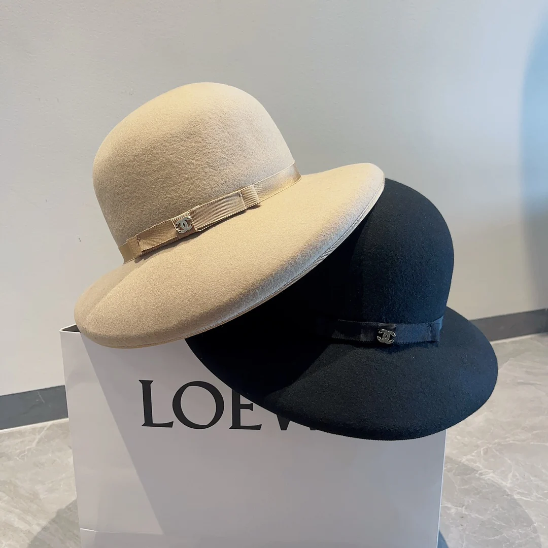 Маленькая шерстяная шляпка-фонарик Chanel Double C, бежевая.