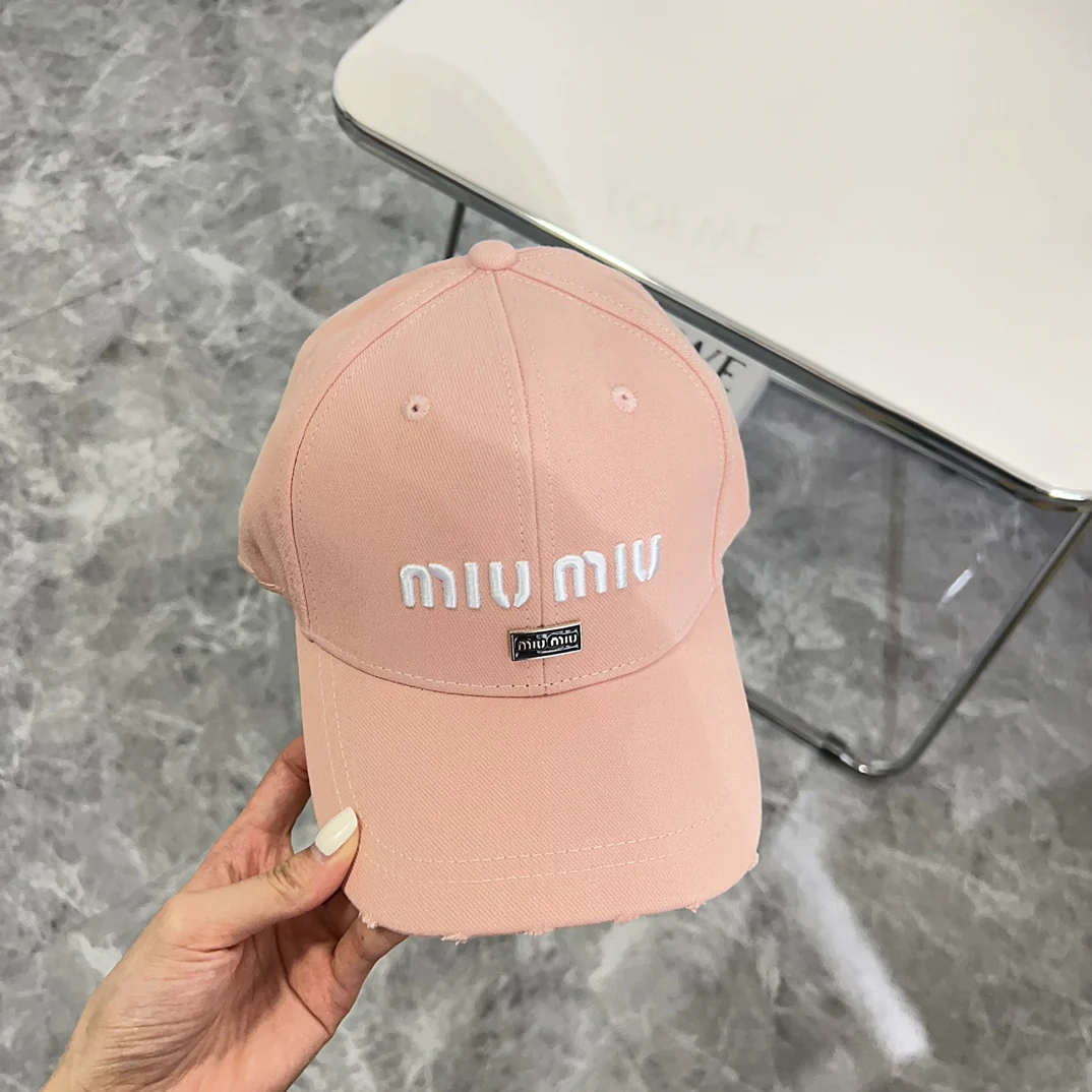 Новая бейсболка Miu Miu 2024 с объемными буквами, розовая.