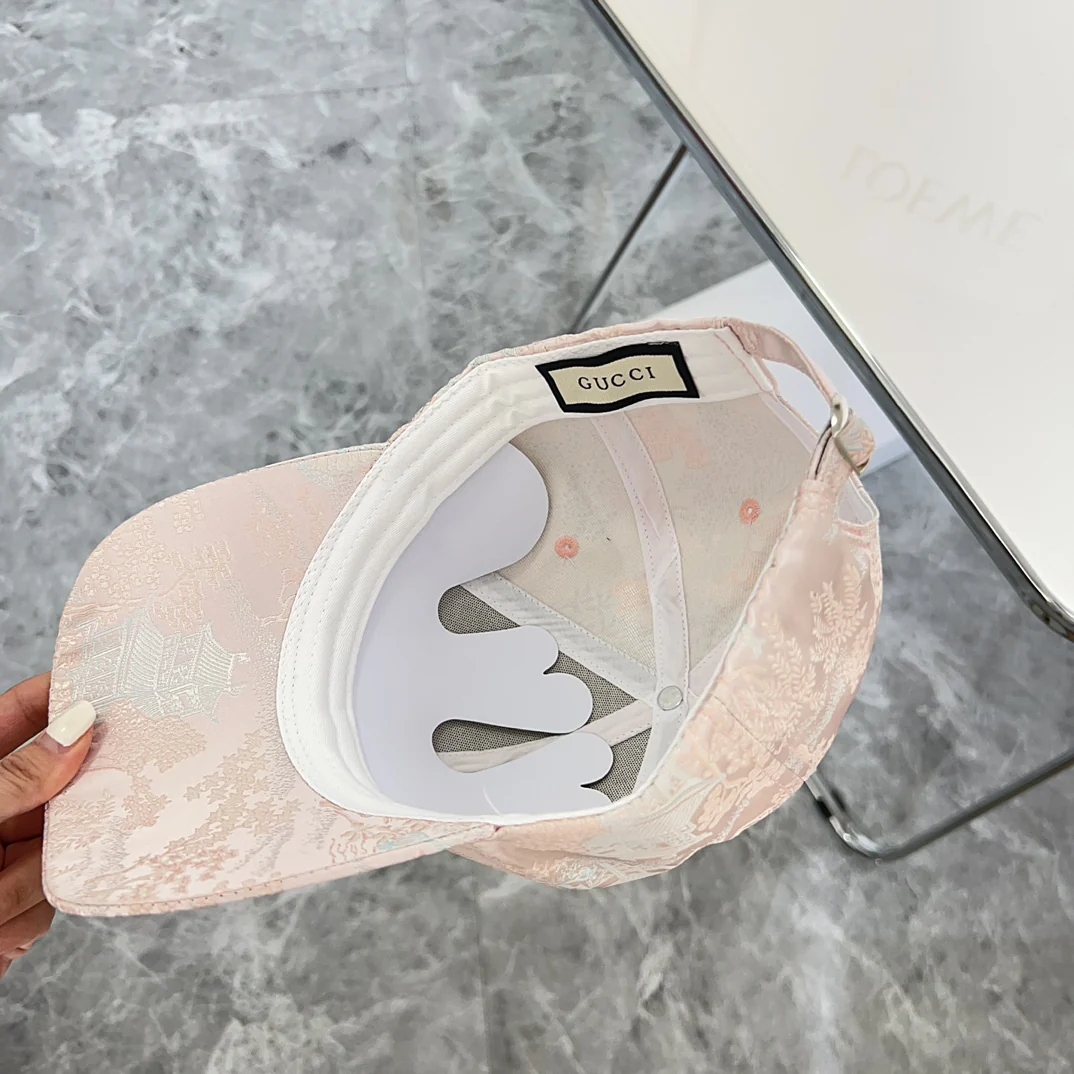 Новая бейсболка Gucci 2024 с вышивкой - розовая.