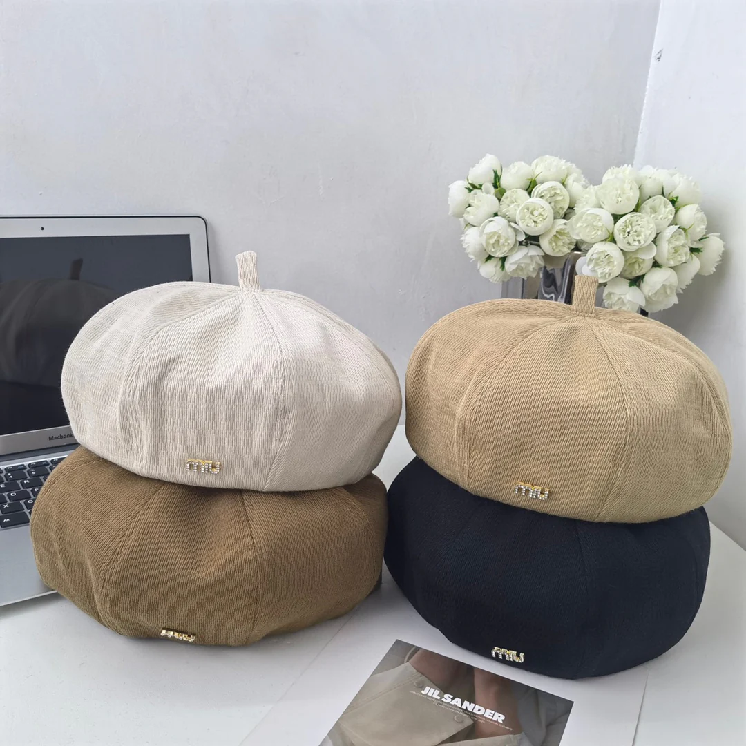 Новые поступления коллекции Miu Miu начала осени 2023 года: берет, шляпа художника.