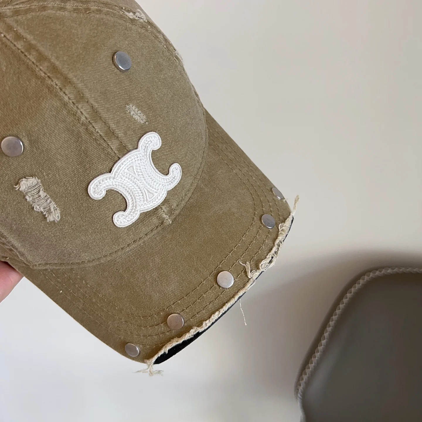 Бейсболка Celine 2025 New Studded Rivet Brushed Baseball Cap - оливково-зеленая