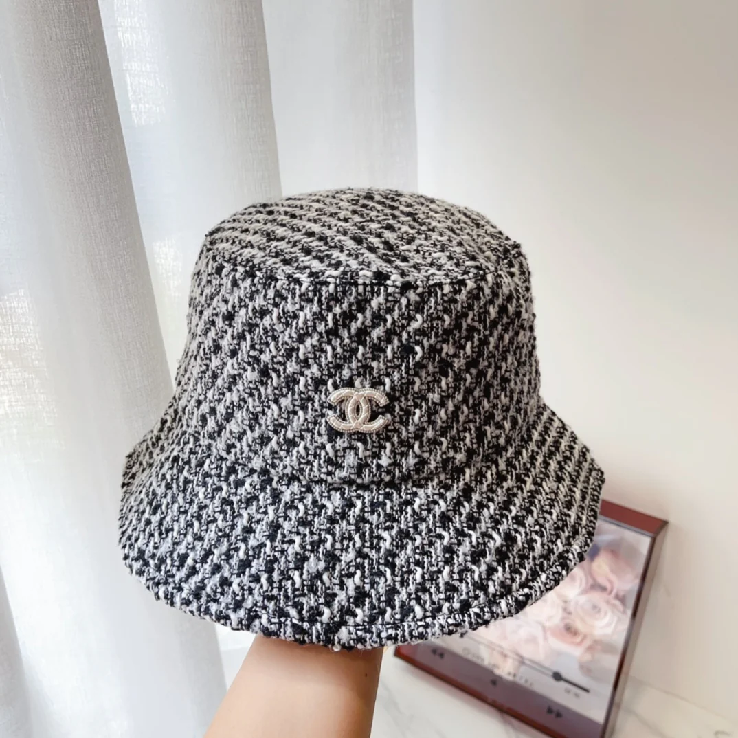 Chanel - Новая модель ранней осени: шерстяная клетчатая рыбацкая шляпа крупной вязки - черно-белая.