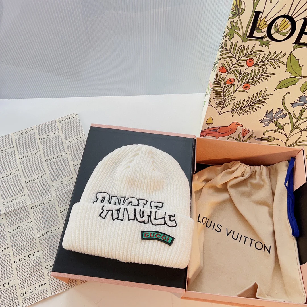 Вязаная шапка Gucci с буквами