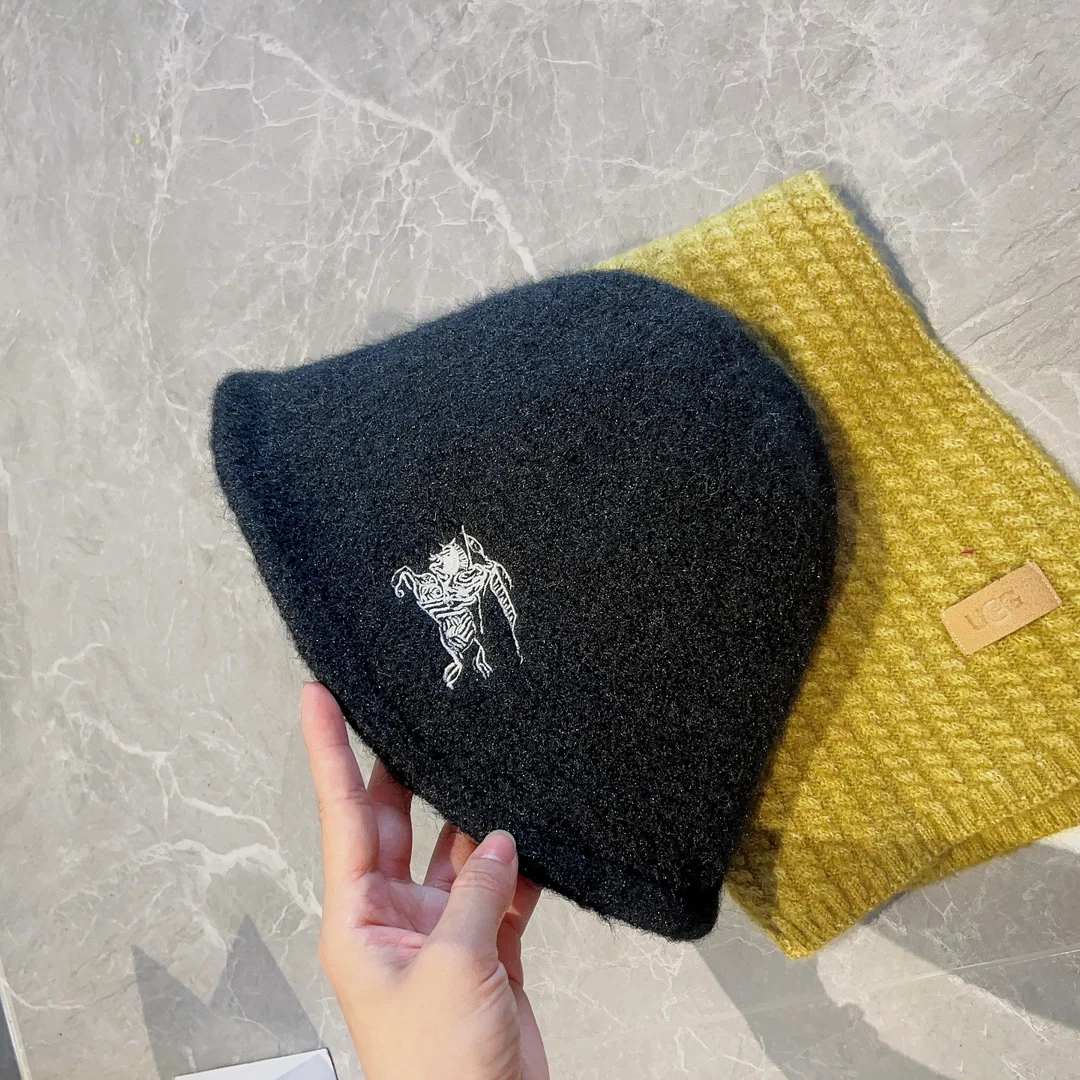 Новая шерстяная шапка Burberry из коллекции осень/зима - черная.