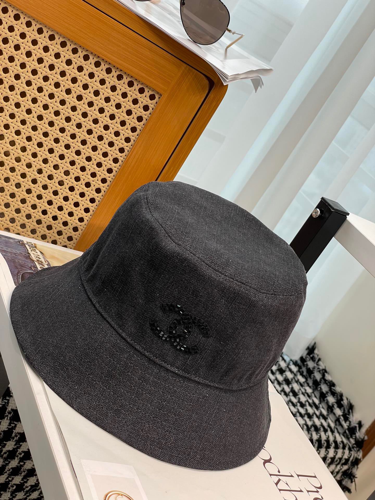 Chanel - Рыбацкая шляпа ручной работы, расшитая пайетками - Черная