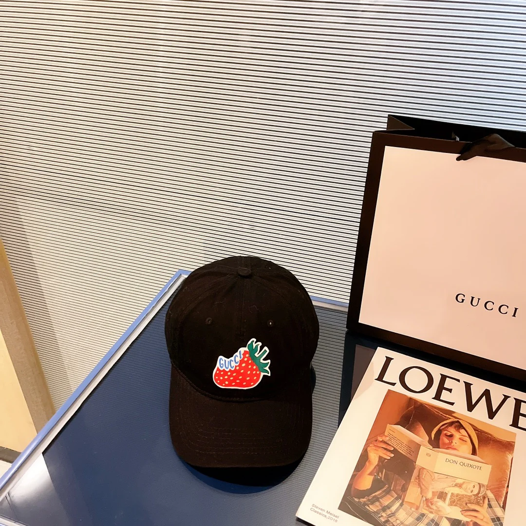 Бейсболка Gucci с клубничным узором