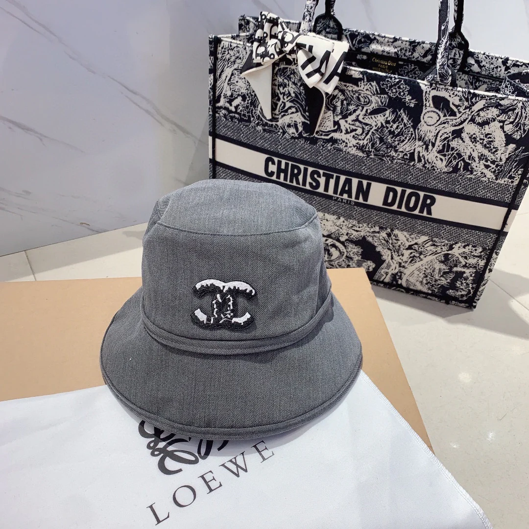 Новая коллекция Chanel ?Рыбацкая шляпа? сезона начало осени 2023 года.