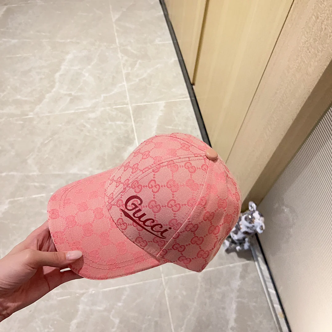 Новинка сезона весна/лето 2023 от Gucci - бейсболка с монограммой - розовая.