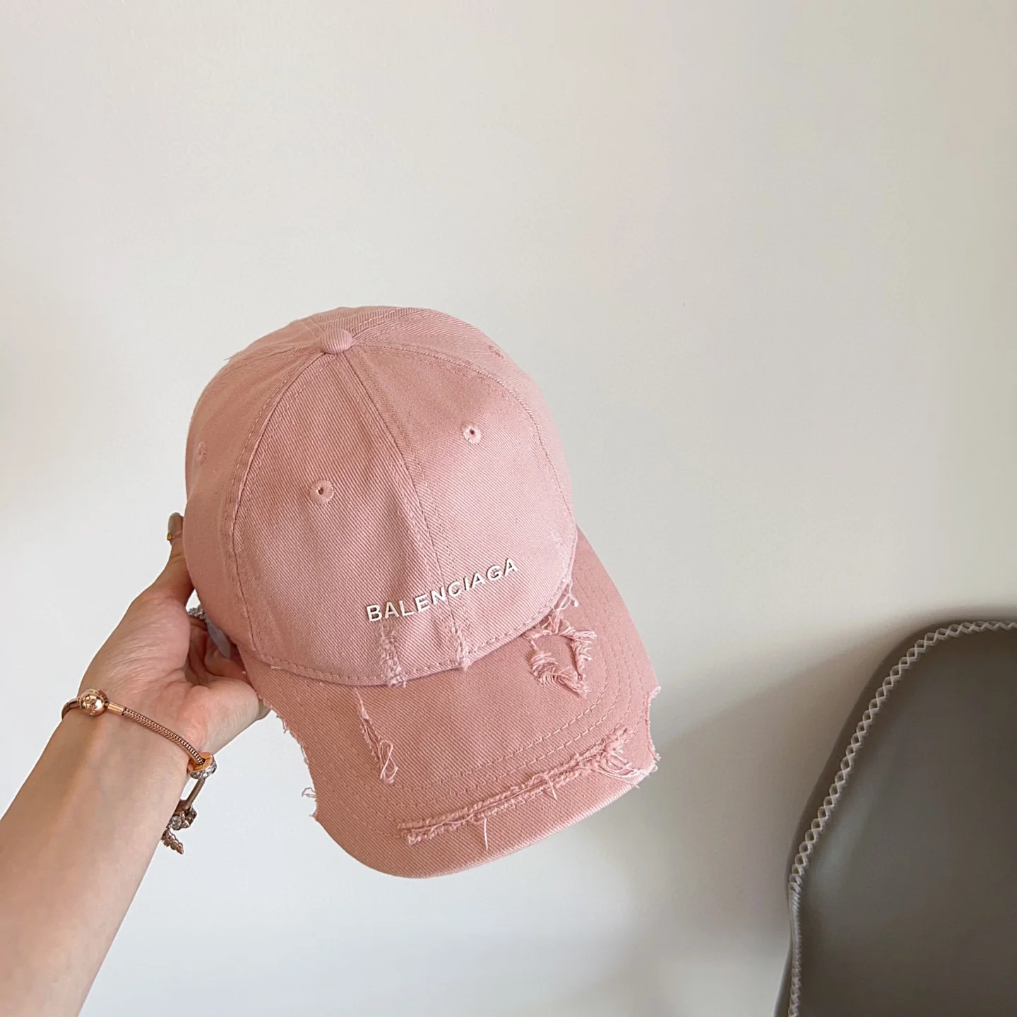 Balenciaga - Необычная бейсболка с эффектом потертости - Розовая