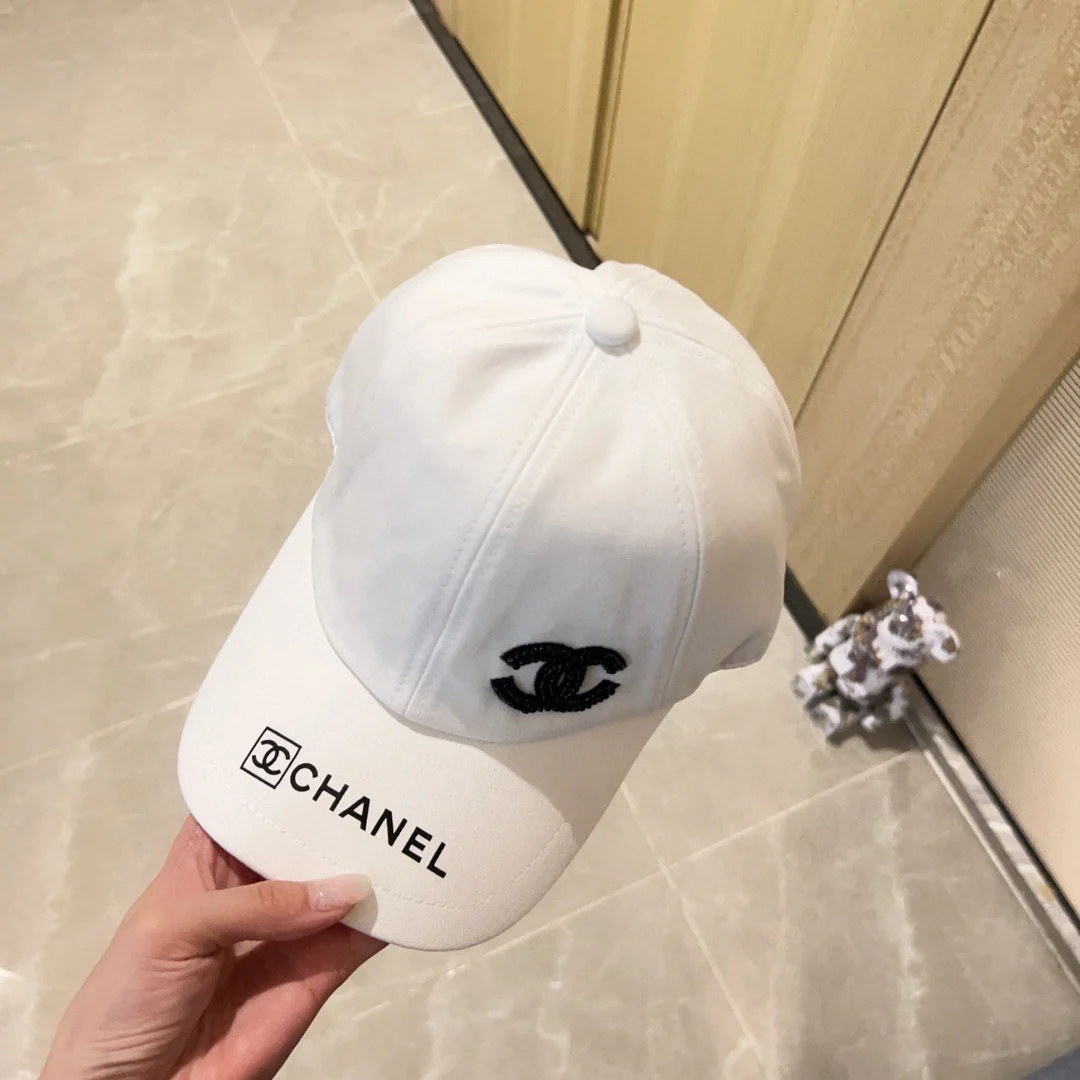 Новинка сезона весна/лето 2023 от Chanel - бейсболка с вышивкой - белая.