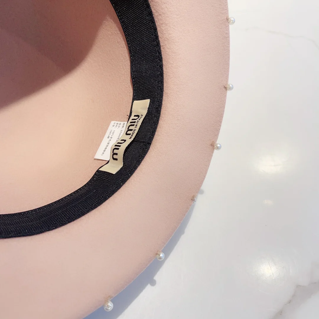 Шерстяная шапка Miu Miu, расшитая бисером вручную, розовая.