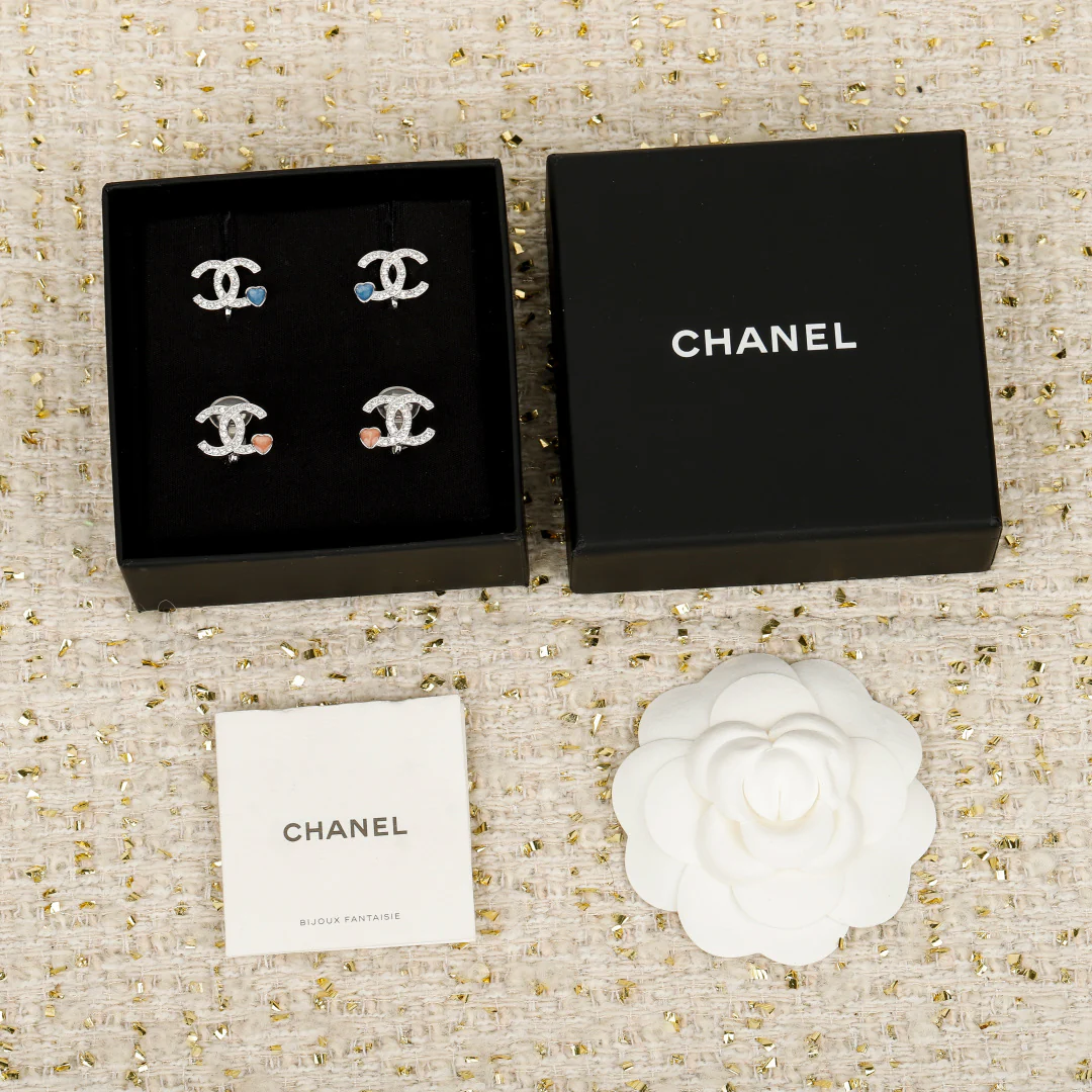 Серьги-клипсы - Chanel - серьги в форме сердца с двойным С-образным стразом, 25 пенсов - розовые - синие