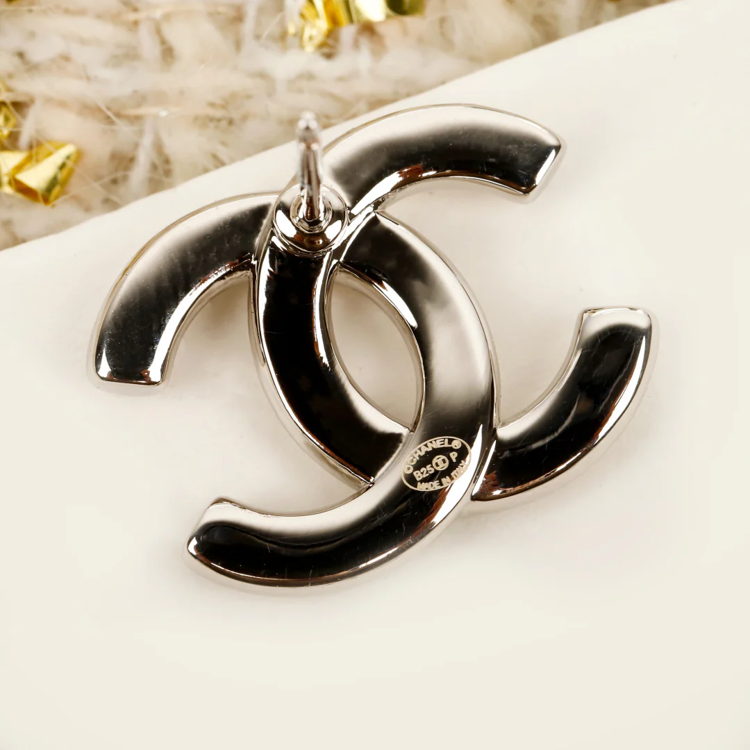 Chanel - 25 пенсов, глянцевые серьги с двойной буквой С