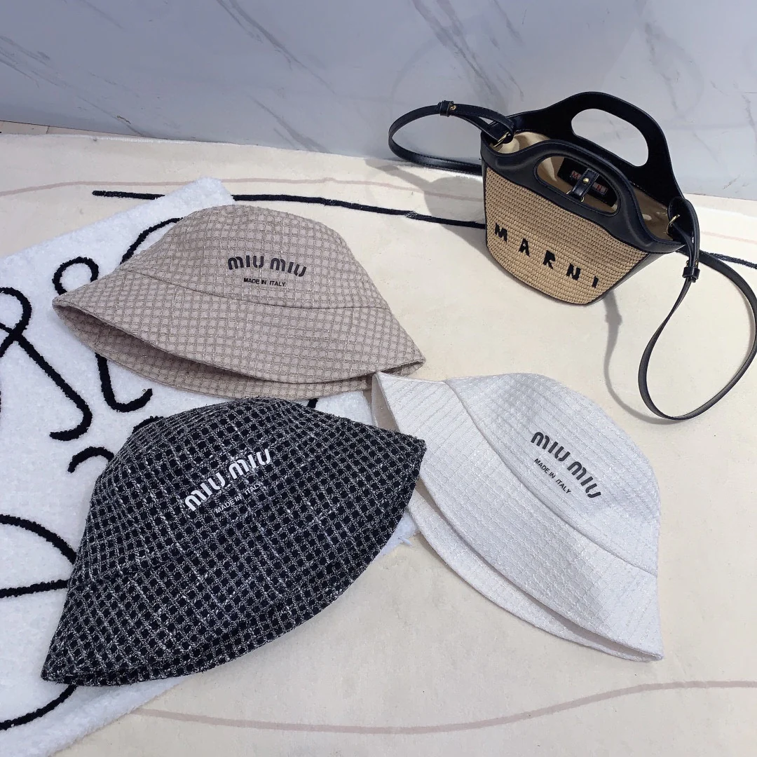 Новинка сезона весна/лето 2023 от Miu Miu - клетчатая панама