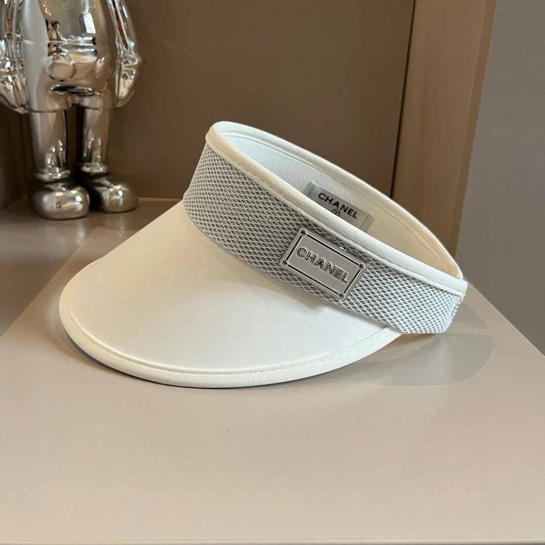 Chanel - Новая минималистичная солнцезащитная шляпа с логотипом из страз - белая