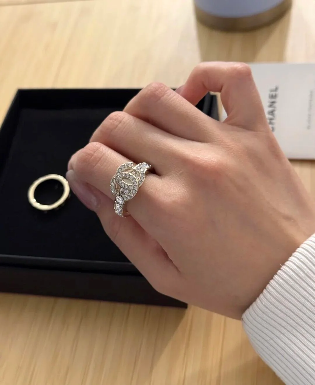 Набор из трех колец Chanel за 25 пенсов — множество вариантов ношения.