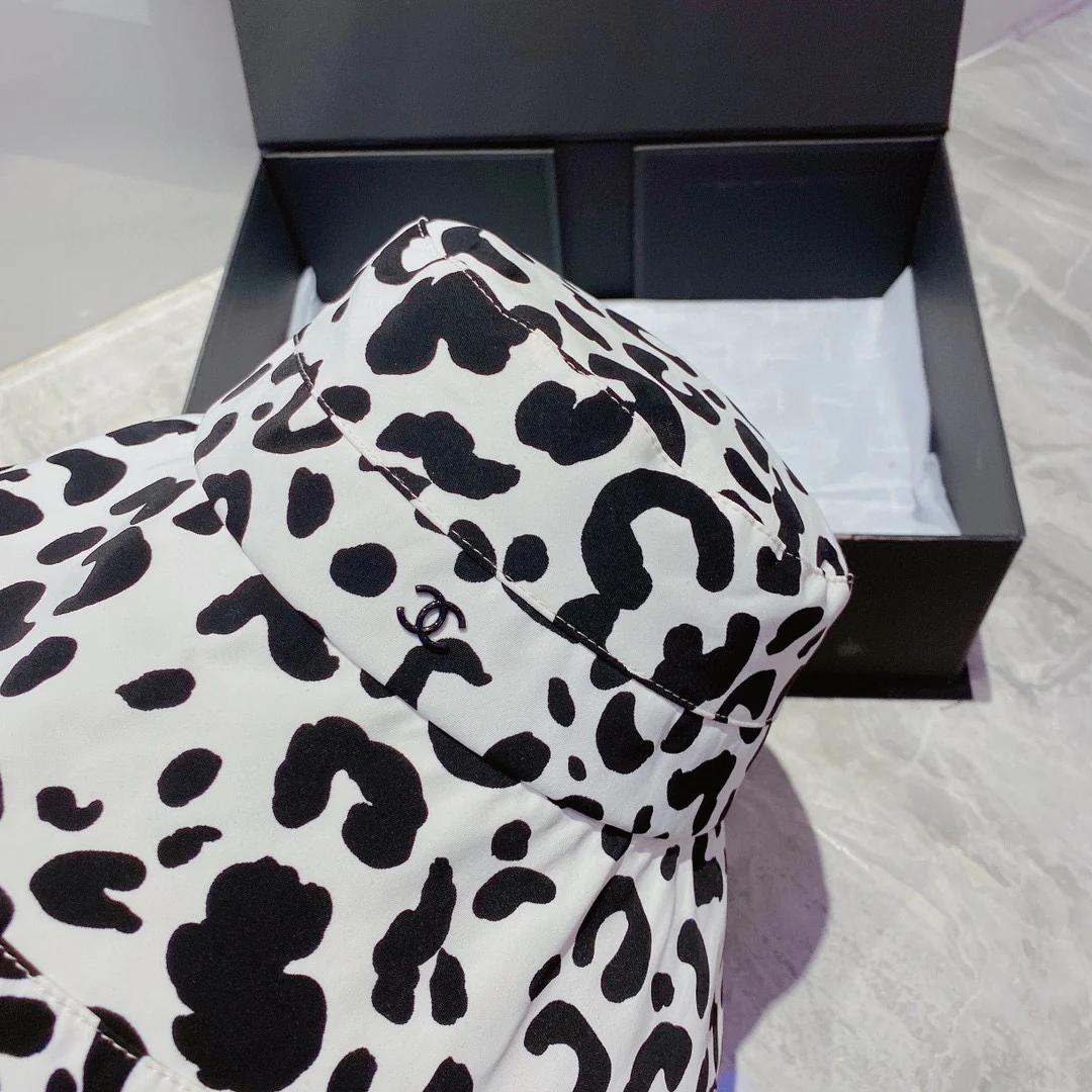 Рыбацкая шляпа Chanel с леопардовым принтом