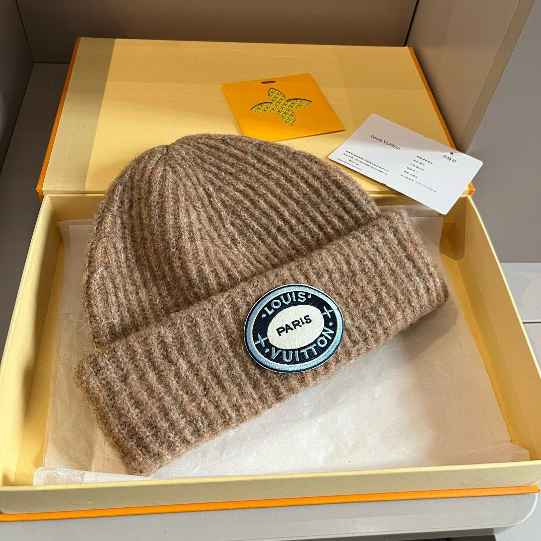 Вязаная шапка LV с вышитой биркой - коричневая