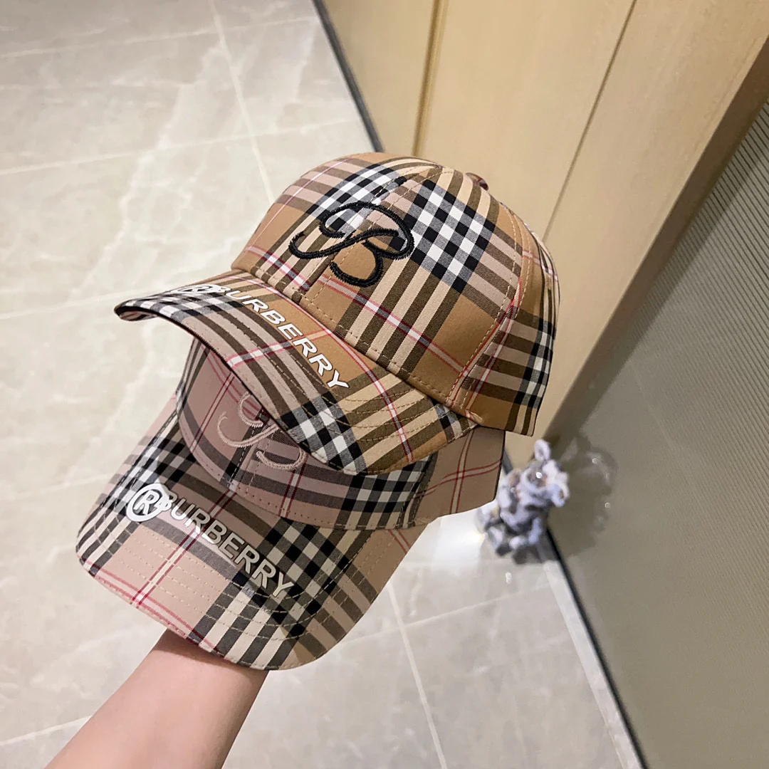 Новинка сезона весна/лето 2023 от Burberry - бейсболка с вышивкой - абрикосовый цвет.