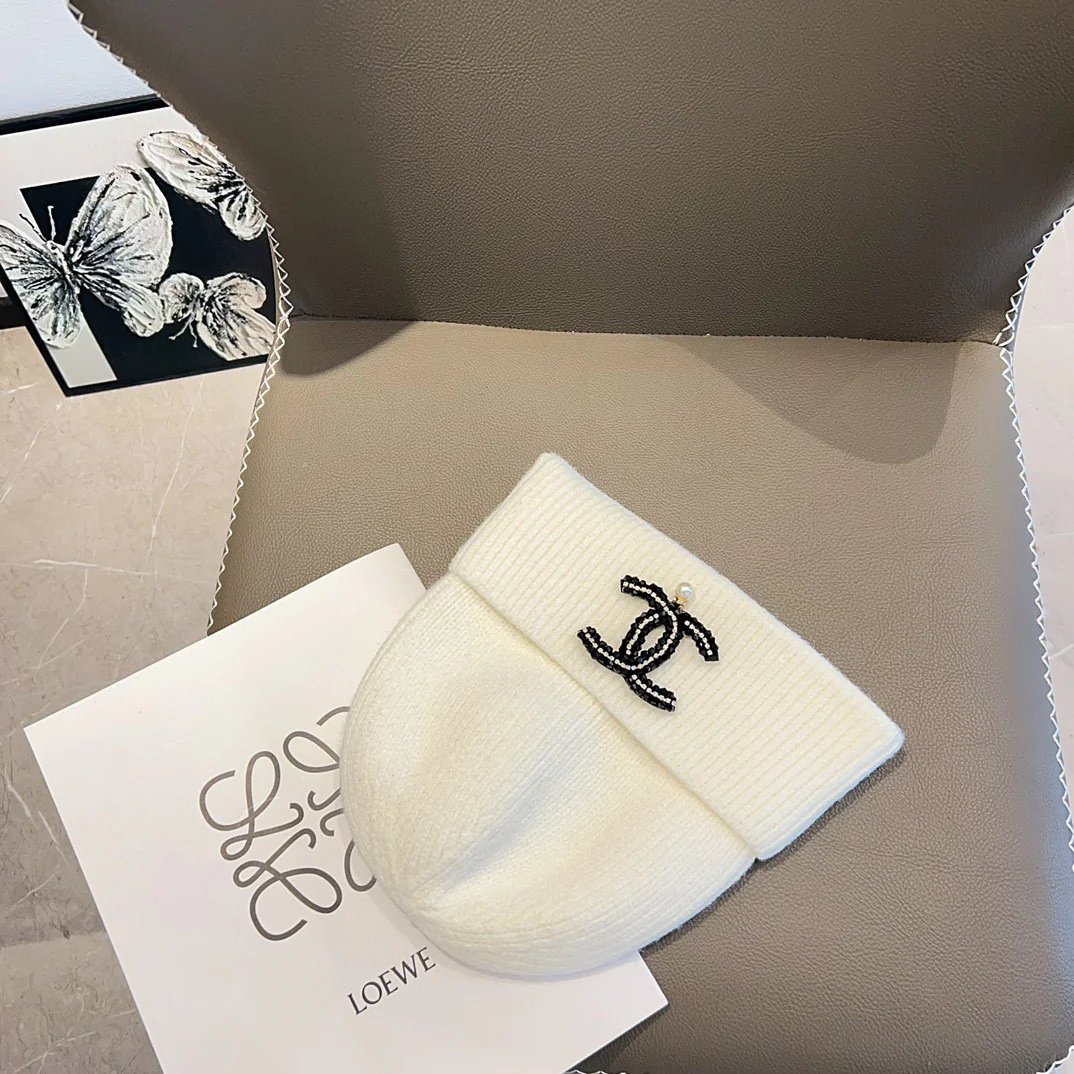 Вязаная шапка Chanel с вышивкой - белая