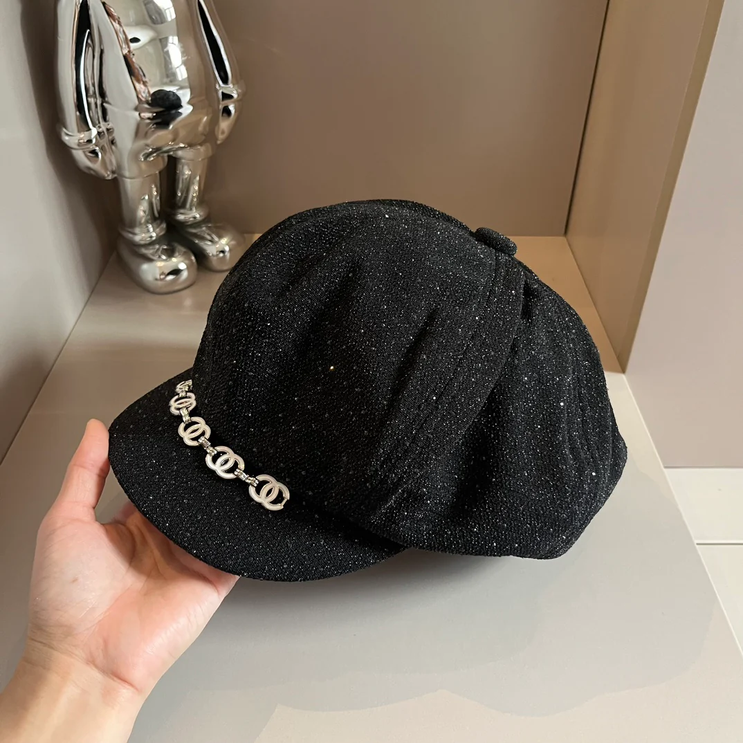 Новая коллекция Chanel весна/осень: шляпа художника с двойной буквой С и блестками - черная.