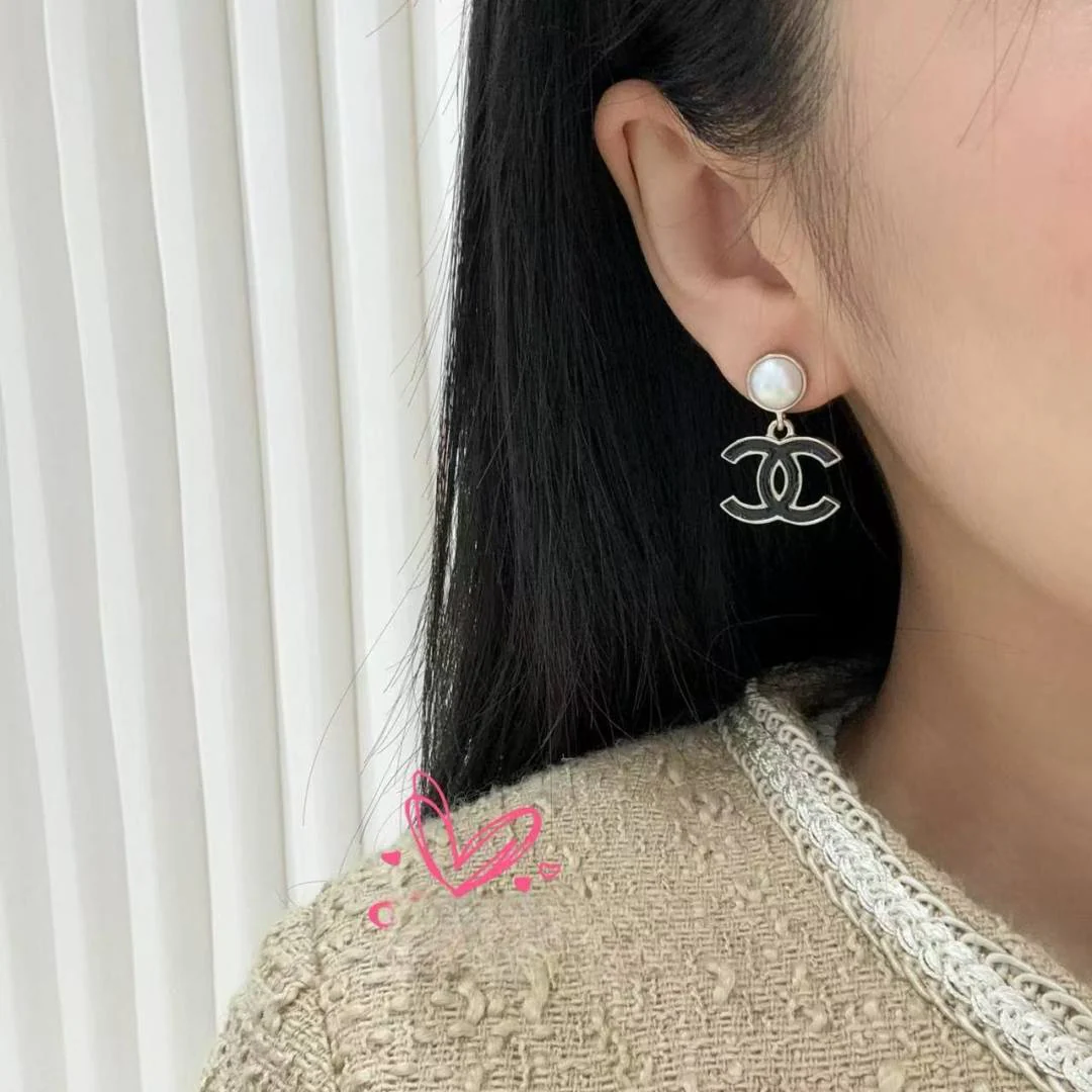 Серьги-подвески Chanel 25p с жемчугом, каплями и двойной буквой С — черно-розовые.
