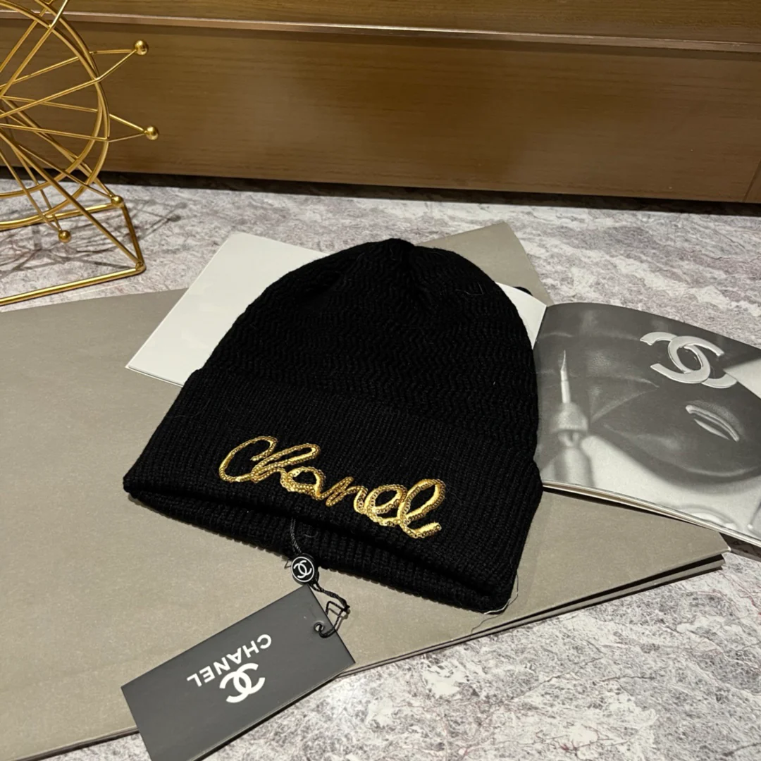 Вязаная шапка Chanel с буквой