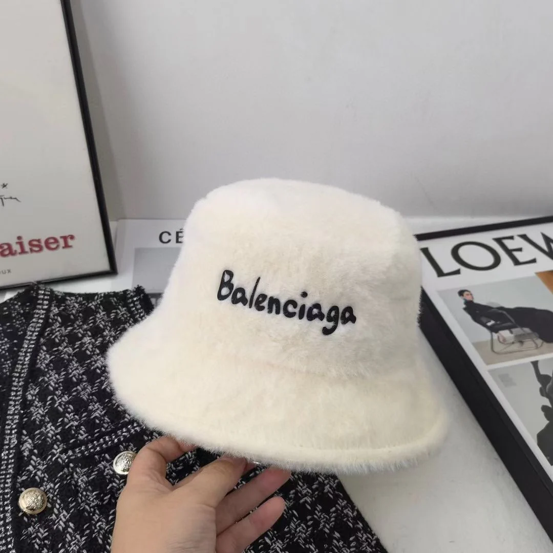 Balenciaga - Рыбацкая шапка из норки