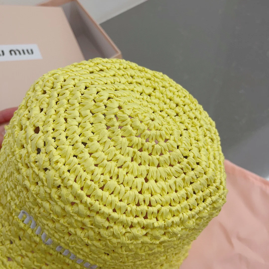 Новинка весны/лета Miu Miu 2023 — Вязаная крючком рыбацкая шапка — желтая