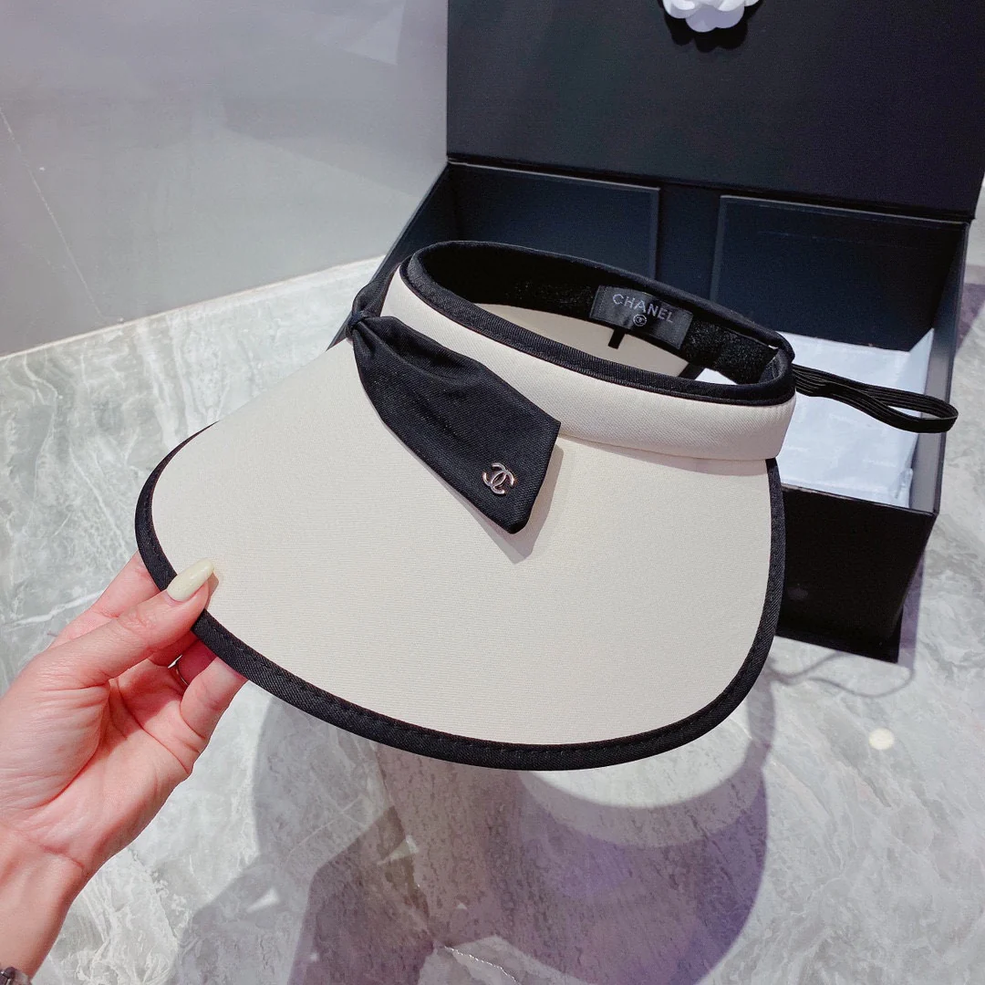 Солнцезащитная шляпа Chanel с открытым верхом и черно-белым бантом