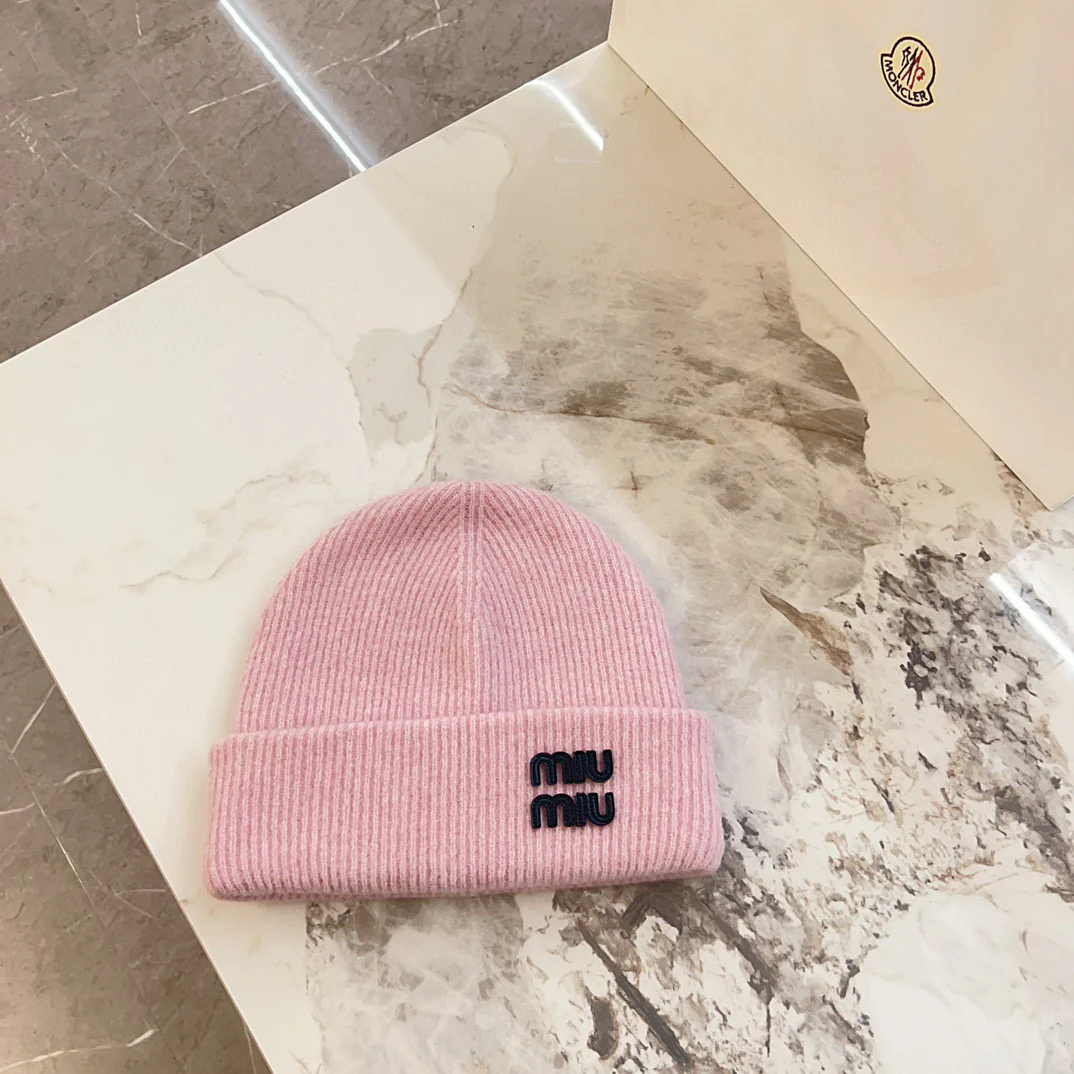 Вязаная шапка с логотипом Miu Miu - розовая