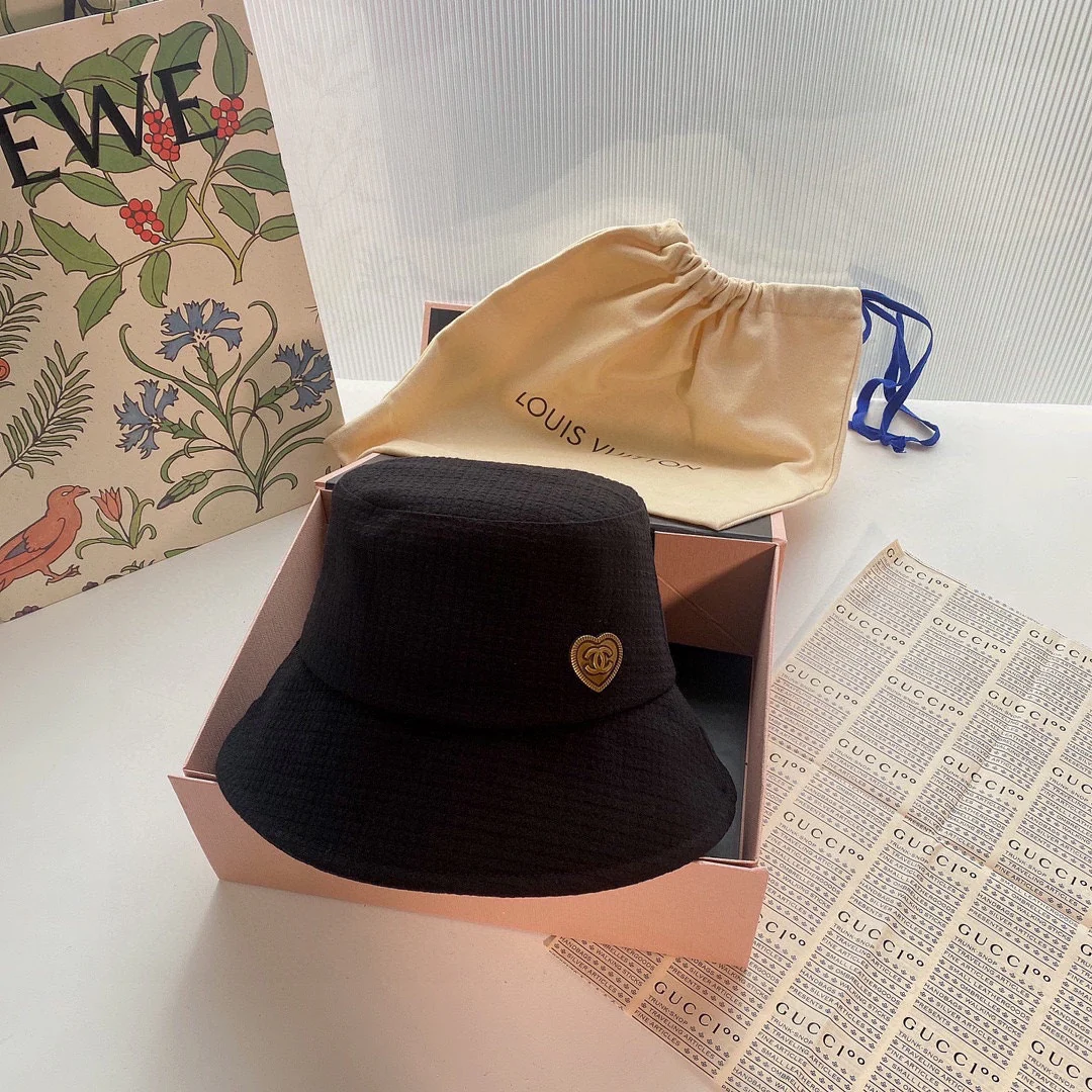 Chanel - Рыбацкая шляпа в форме сердца