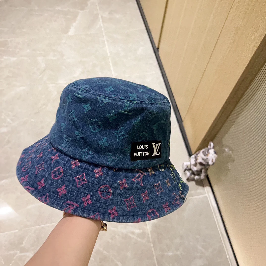 Новая модель LV 2024 — двухцветная панама с монограммой — синяя.