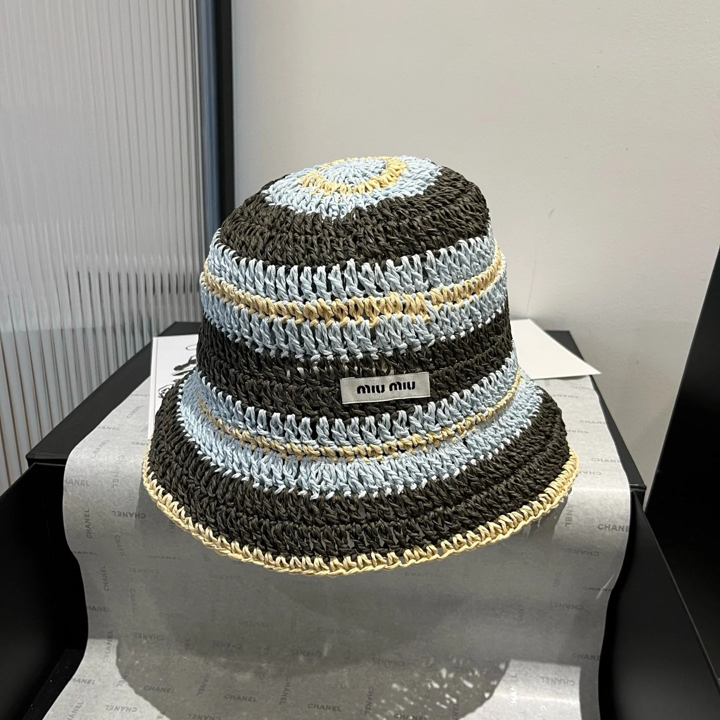 Панама Miu Miu в стиле колор-блок — синяя