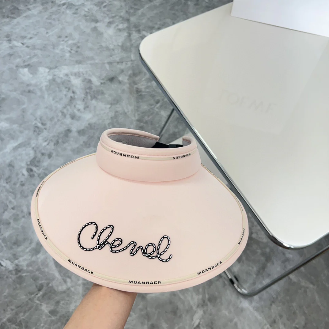 Новинка лета 2024 от Chanel - Солнцезащитная шляпа с курсивным шрифтом - Розовая