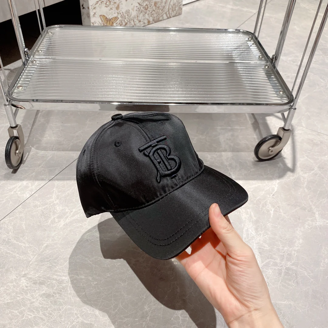 Новинка сезона весна/лето 2023 от Burberry - глянцевая бейсболка TB - черная.