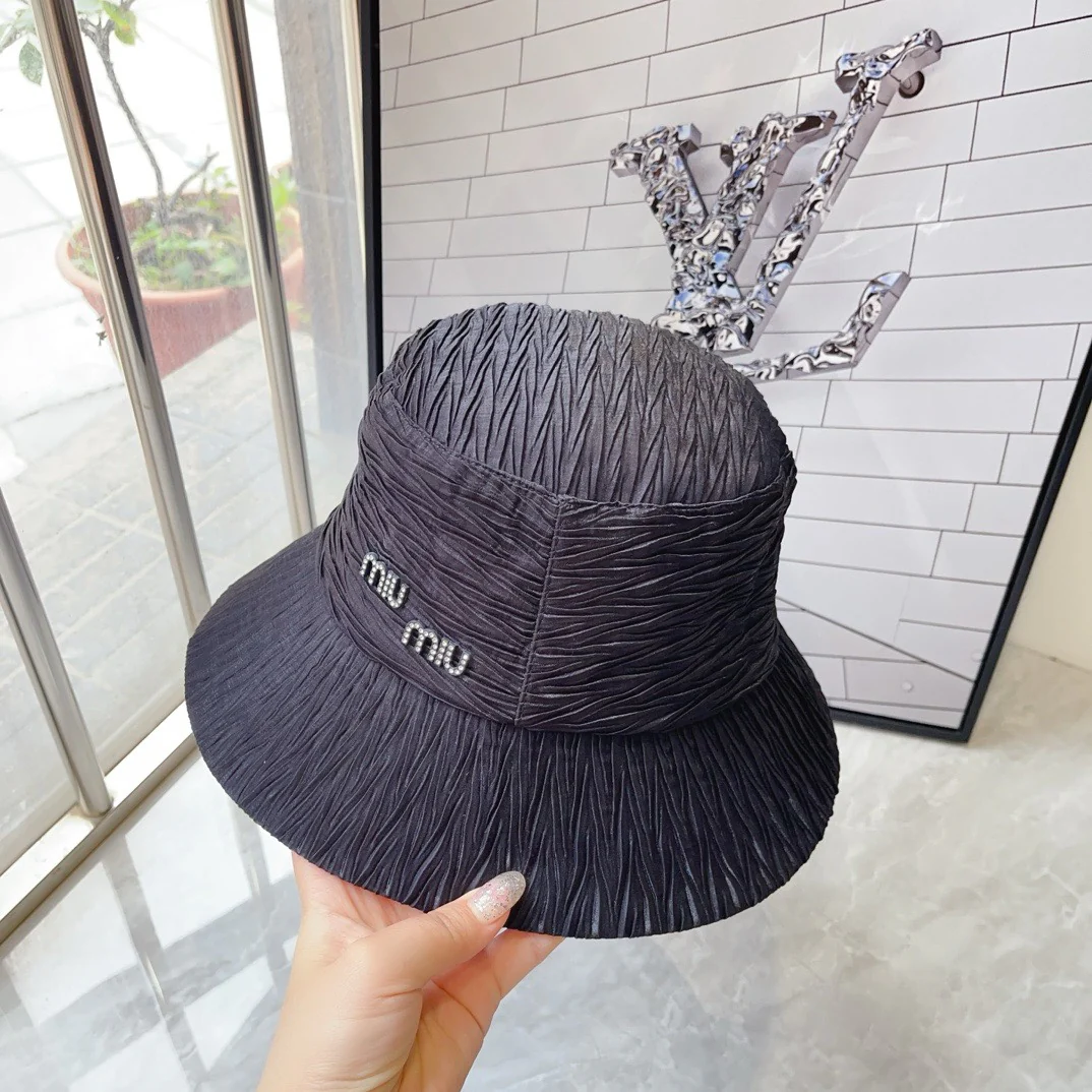 Панама Miu Miu с текстурированными рюшами и объемным дизайном - черная