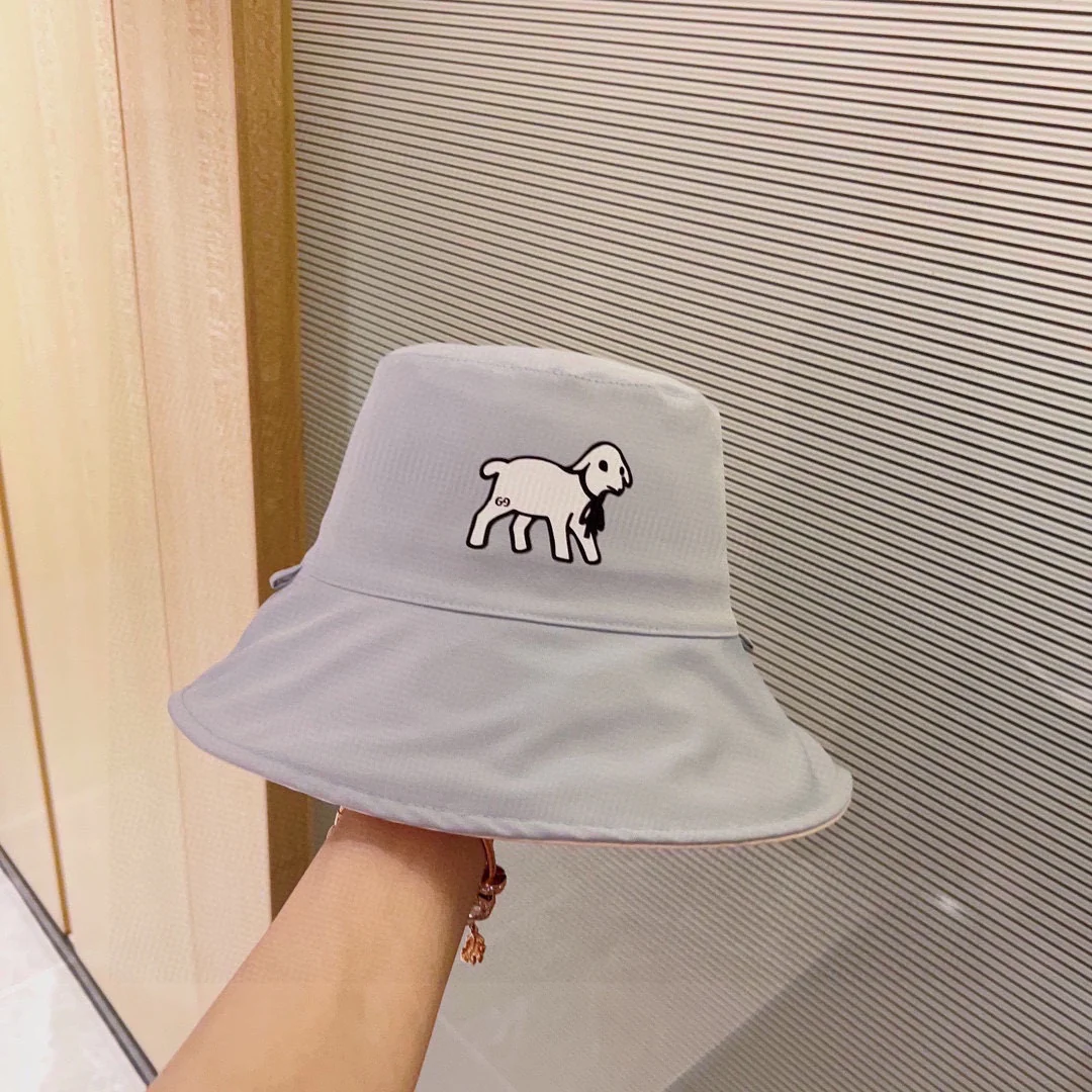 Новая двусторонняя панама Gucci 2024 года с изображением оленя — бежевая.