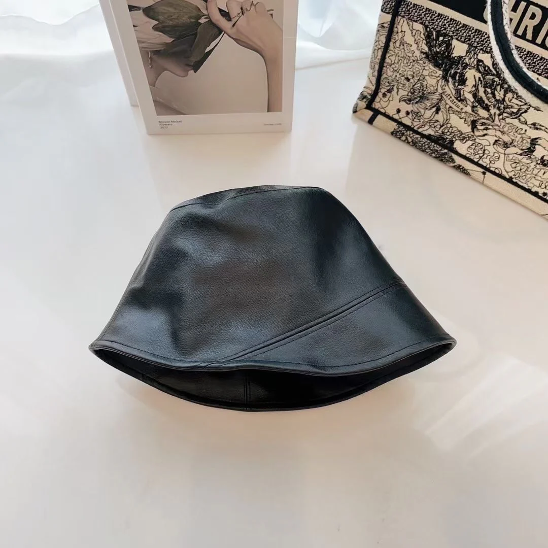 Prada - Кожаная рыбацкая шляпа неправильной формы