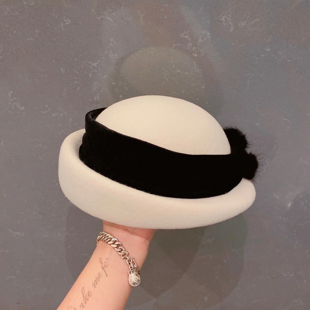 Шерстяная шапка Prada - белая